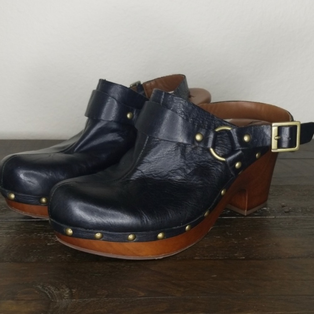 Black Kork ease wooden clogs